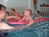 pływanie niemowląt, zdjęcie spod wody